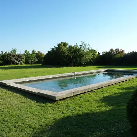 Holiday home Les Du Domaine De Rhodes Avignon